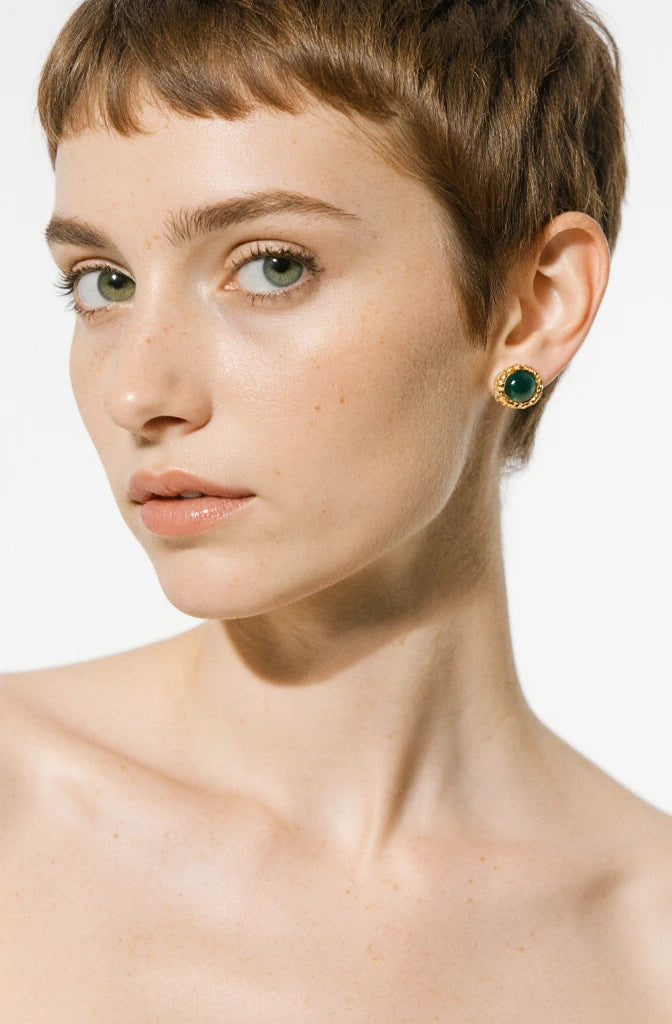 Atrani studio bijoux designer paris You know that feeling after a deep breath?
That “I’m ready” kind of calm?
That’s Vert.
It’s clean, fresh, easy: like a morning with the windows open.
A little reset for your soul (and your outfit).